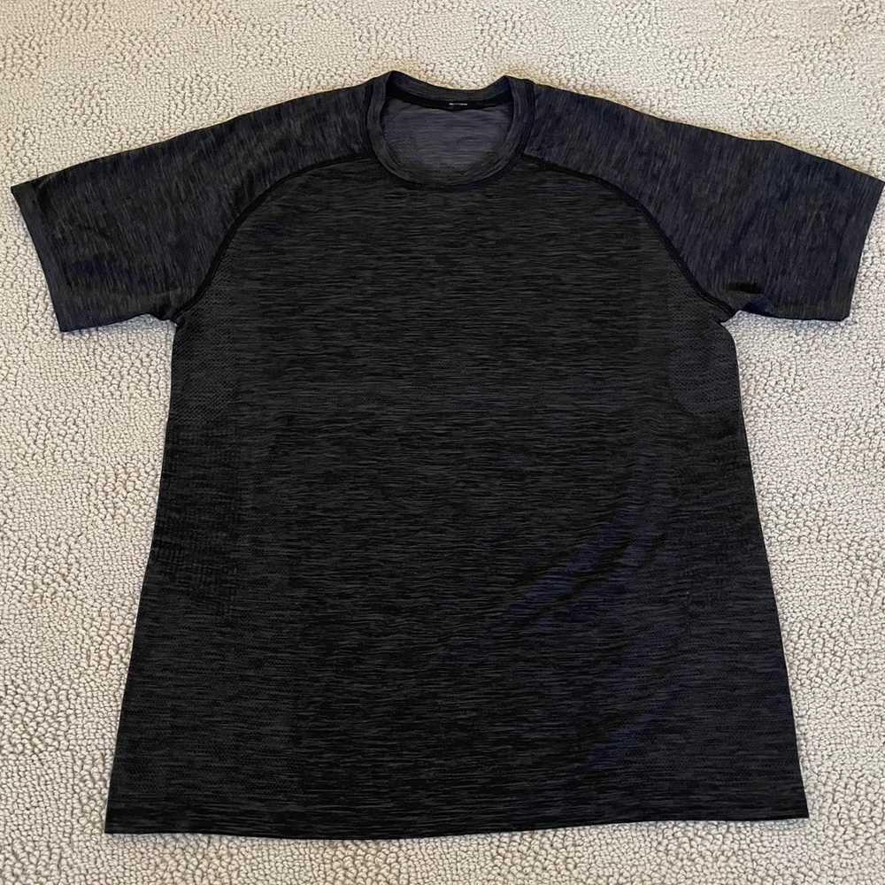 Lululemon Metal Vent Tech SS Medium M silverescent